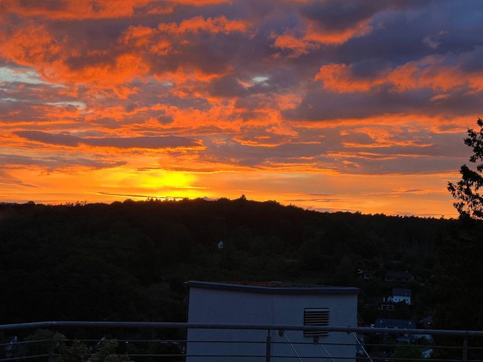 Exclusivo piso con terraza, vistas de ensueño al entorno verde, grandes ventanales y garaje – Foto 1