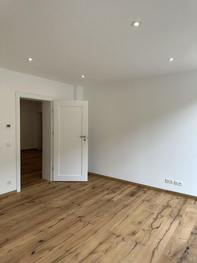 Appartamento al piano terra di 5 locali, cucina componibile, parquet, terrazza e giardino – Kinderzimmer 2