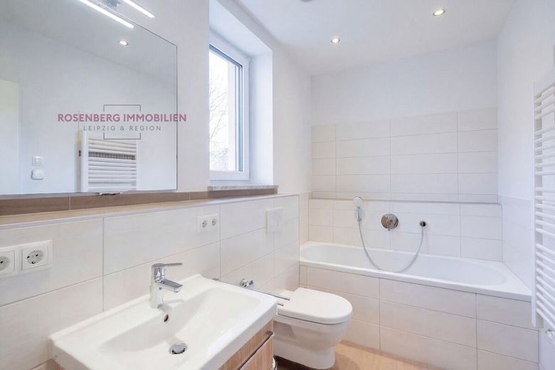 Stadtvilla Louise - 
Exclusive 3-Zimmer-Wohnung mit Balkon als solide Kapitalanlage – f5fdb686-fed0575e-badezimmer-etagenwohnung-in-leipzig-leipzig-zentrum-nord-gohlis-sued-jpg-badezimmer-staging-etagenwohnung-in-leipzig-leipzig-zentrum-nord-gohlis-sued