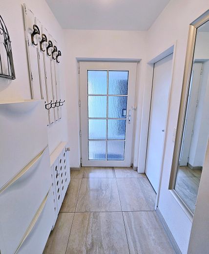 DA PRIVATO!! Casa a schiera centrale adatta alle famiglie con giardino e 2 posti auto ad Ahrensburg – Eingangsbereich / Flur