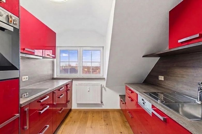 Renovierte 5-Zimmer-Dachgeschosswohnung mit Balkon, Garage und Effizienzklasse A+ – provisionsfrei – Einbauküche mit Miele-Geräten