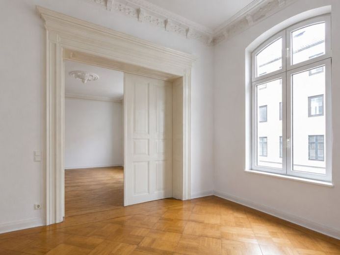 Piso antiguo de 3 habitaciones con plaza de aparcamiento – Foto 1