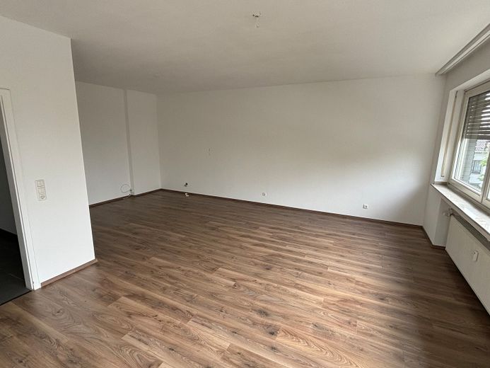 Wohntraum: Moderne 3-Zimmer-Wohnung mit 2 Balkonen und viel Platz zum Wohlfühlen! – Wohnzimmer