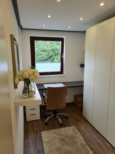 Modern renovated 3.5-room apartment with balcony, garage & fitted kitchen | Owner-occupiers or approx. 6% yield – Büro / Kinderzimmer