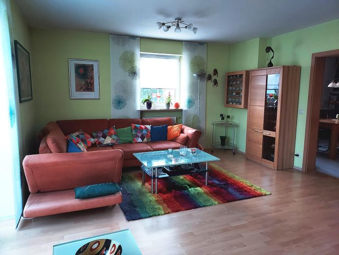 Casa pareada con cochera cubierta – Wohnzimmer
