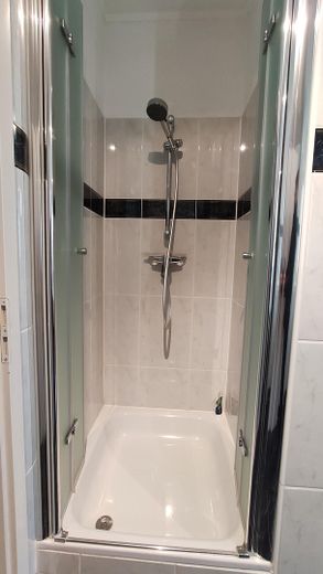 (provisions- u. bezugsfrei) Traumhafte, renovierte 4 Zimmer-Wohnung mit großer Dachterrasse – Dusche