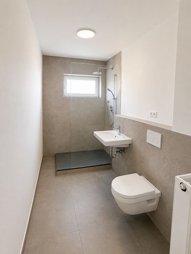 Modern, hochwertig und bezugsfertig – kernsanierte Wohnung in Oberndorf – Bad