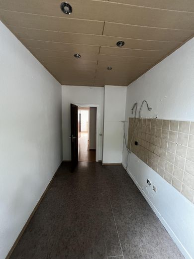 Freshly painted 3-room apartment with balcony at Burbacher Markt – commission-free – Küche