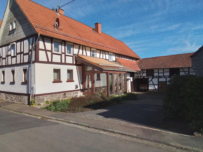 Fachwerkhaus mit Nebengebäude Garten und Brunnen – Foto 1
