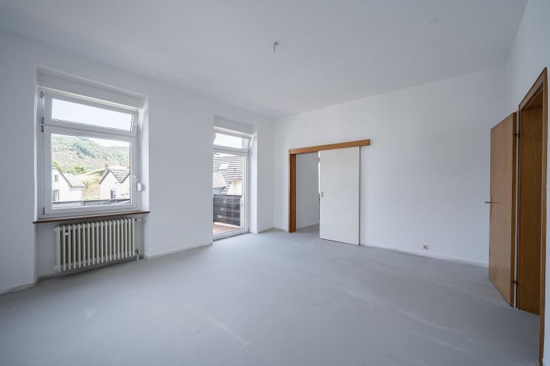 Drei-Familienhaus mit Burgblick – ideale Voraussetzungen für 3 Eigentumswohnungen – Wohn-/Esszimmer