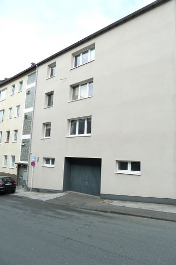 Großzügige Einraumwohnung mit Küche, Diele und Bad im Topzustand – Hausansicht, Wohnung 1. OG