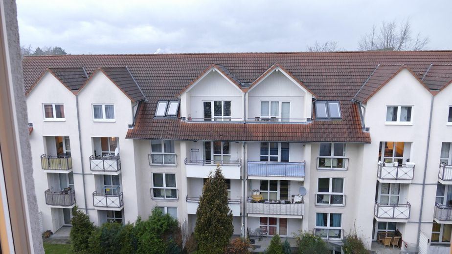 BEZUGSFREI ab 01.11.26: 4-Zi.-Maisonette (109m²) mit TG-Stellplatz & Balkon in Uni-Nähe! – Blick in den Innenhof