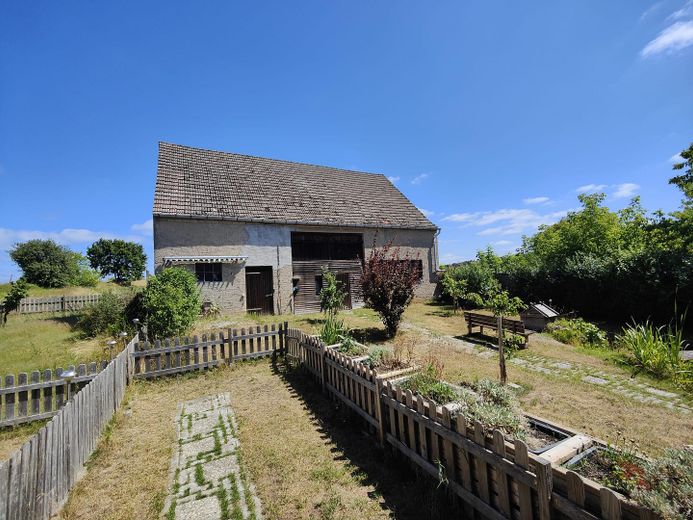 Landhuis met bijgebouwen op een perceel van meer dan 6.000 m² in een droomachtige, afgelegen ligging  - provisievrij – Hochbeete+Obstbäume+Scheune
