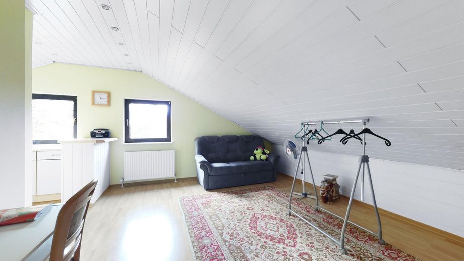 Groot een- tot tweegeneratiehuis met balkon, terras en garage – Wohnzimmer 2.OG