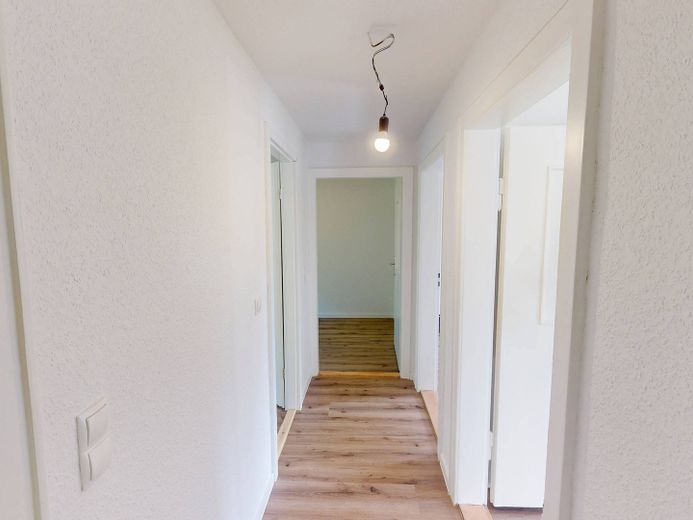 Ankommen, durchatmen, entspannen - Wir schenken Ihnen den ersten Monat: Helle 3-Zimmer-Wohnung mit modernem Bad – Ansicht II: Flur