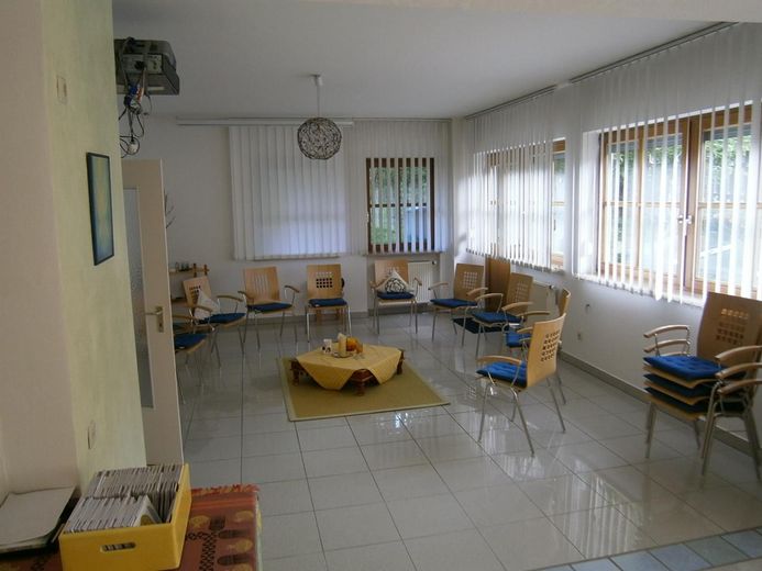 3 Apartments einzeln oder zusammen als Wohnung, TG, Stellplatz, dazu Garten mietbar – größter Raum Nordost