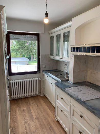 Gruntownie odnowione mieszkanie 3-pokojowe w Neu-Isenburg z balkonem – Küche