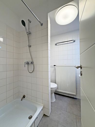 Ihr neues Zuhause direkt am Uni Gelände! Möbliert, Strom inklusive, sofort einziehen! – Badezimmer