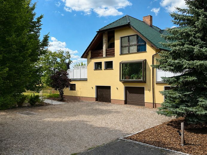 NEU! Ikonische, lichtdurchflutete Landhaus Villa mit Einliegerwohnung & mögl. Grundstkserweiterung – Foto 1