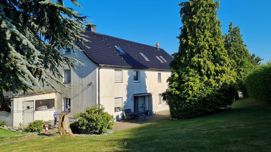 Selten angebotenes Ensemble mit zwei Häusern, Gewerbehalle und großem Grundstück! – Hausansicht