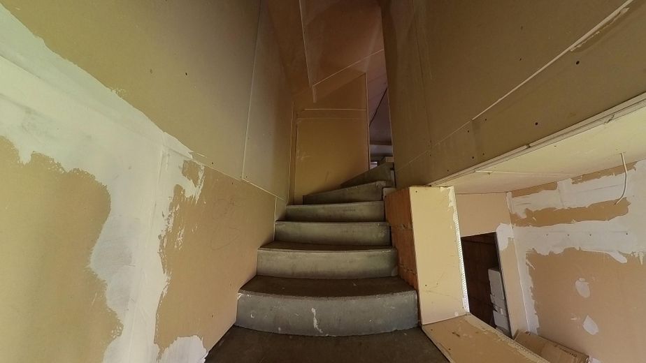 12 Zimmer | 164 m² | Doppelhaushälfte mit Entwicklungspotenzial nahe der Müritz- provisionsfrei – Treppe DG