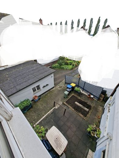 Encantadora casa de entramado de madera con patio interior, dos garajes y mucho potencial – Innenhof