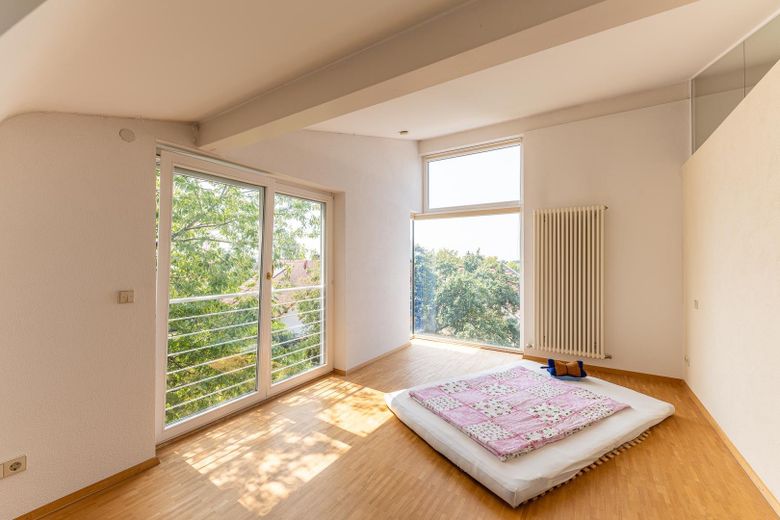 Vivir con vistas panorámicas – Casa bifamiliar bien cuidada con jardín meridional de estilo parque y vistas panorámicas – DG Schlafen