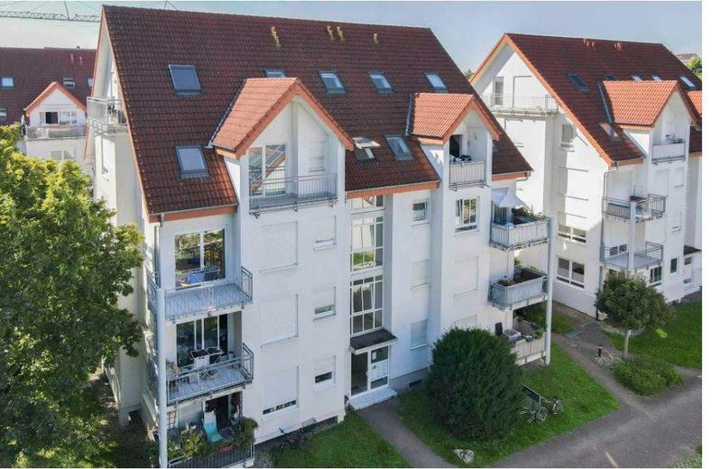 •Commission-free from private seller: Bright 3-room apartment with 2 balconies & underground garage – Hausansicht vorne