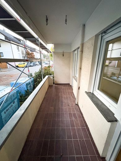 विशाल 4,5-कमरे का अपार्टमेंट | 92 m² | नई रसोई और स्नानघर | 2 बालकनी | गैराज – Balkon - Wohnzimmer