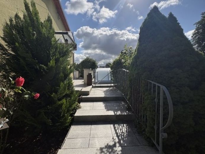 Güzel bir konumda havuzlu, ankastre mutfaklı, şömineli ve tam bodrumlu müstakil bungalov tarzı ev satılıktır! – Foto 1