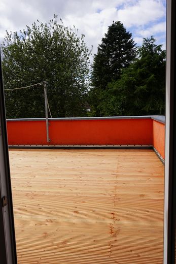 Charme historique. Confort de vie moderne. Un chez-soi avec du caractère. – Dachterrasse Blick aus Küche