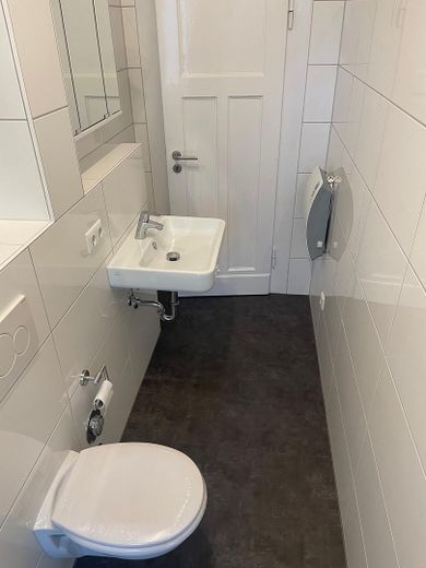 Kreuzviertel!!! Piękne mieszkanie w starej kamienicy z 3,5 pokojami i BALKONEM OD POŁUDNIOWEGO ZACHODU – Tageslichtbad
