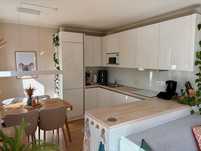 Sin comisión: Moderno apartamento de 4 habitaciones con balcón orientado al oeste y plaza de garaje subterránea con posibilidad de carga – Küche