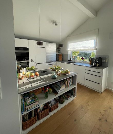 Penthouse mit teilweiser Berg- und Seesicht, 50 m² Außenflächen – Toplage Ailingen – Aussicht Küche