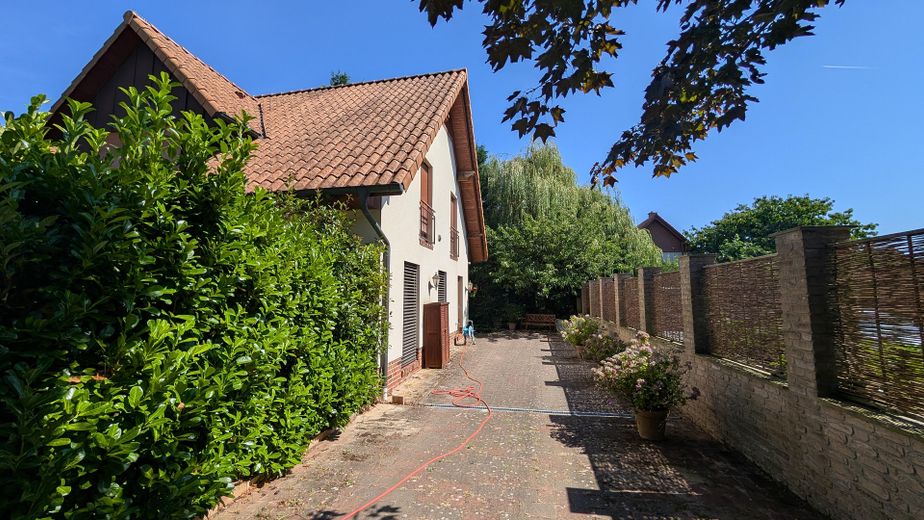 Freistehendes EFH mit Pool, Carport & ca. 1.000 m² Grundstück – provisionsfrei in Vechta – Seitenblick mit Auffahrt