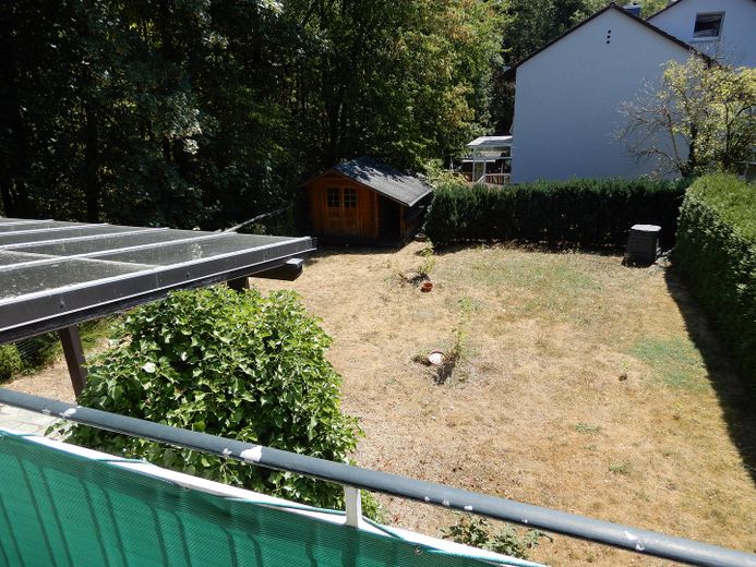 provisionsfrei / RMH in ruhiger Waldrandlage / renovierungsbedürftig – Balkon / Wohnzimmer