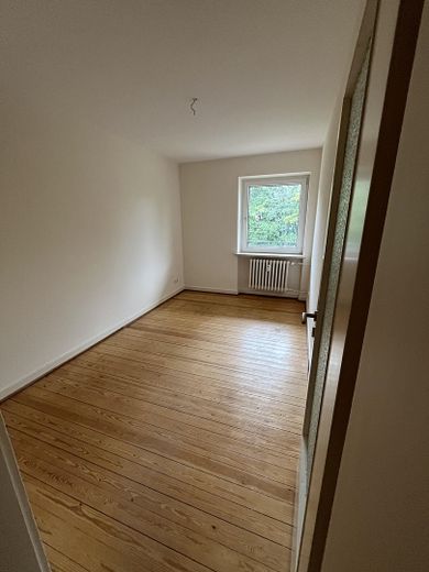 Appartement lumineux de 4 pièces avec balcon et cuisine équipée à louer immédiatement. – 1. Zimmer