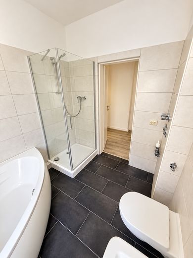 Helle 2-Zimmer-Altbauwohnung mit modernem Bad – Wanne & Dusche – Bad