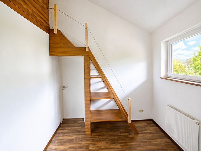 Außergewöhnliches Architektenhaus m. hochwertiger Ausstattung, Wohnkeller u. traumhaftem Südgarten – Leiter zu weiterem Wohnraum OG