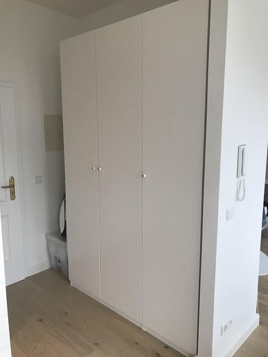 Furnished, bright 1-room apartment at the park – Kleiderschrank