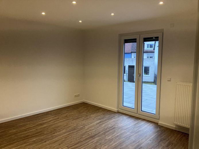 Zweitbezug nach Kernsanierung. Moderne & zentral gelegene 6-Zimmer Wohnung mit EBK – Helles Wohnzimmer mit Terrasse