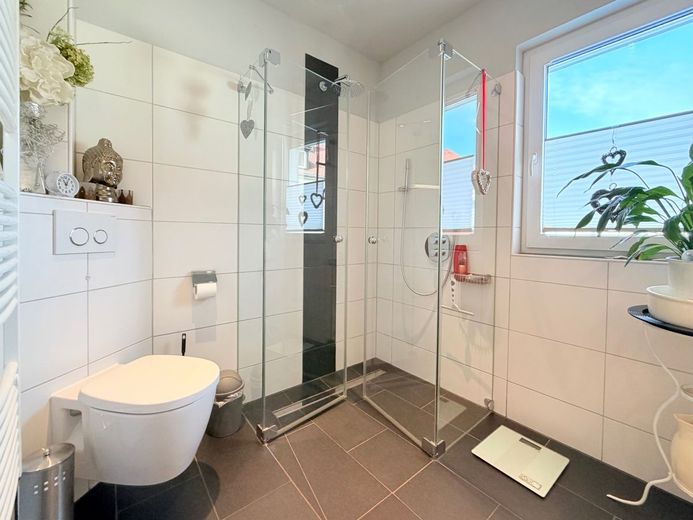 Renoviertes Einfamilienhaus mit Balkon, Carport und flexiblen Nutzungsmöglichkeiten – Badezimmer