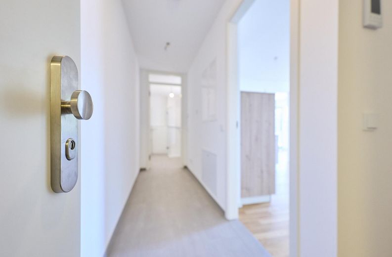Neubau: Helle und ruhige Zwei-Zimmer-Wohnung mit luxuriöser Innenausstattung mit Balkon und EBK – Eingang: Flur