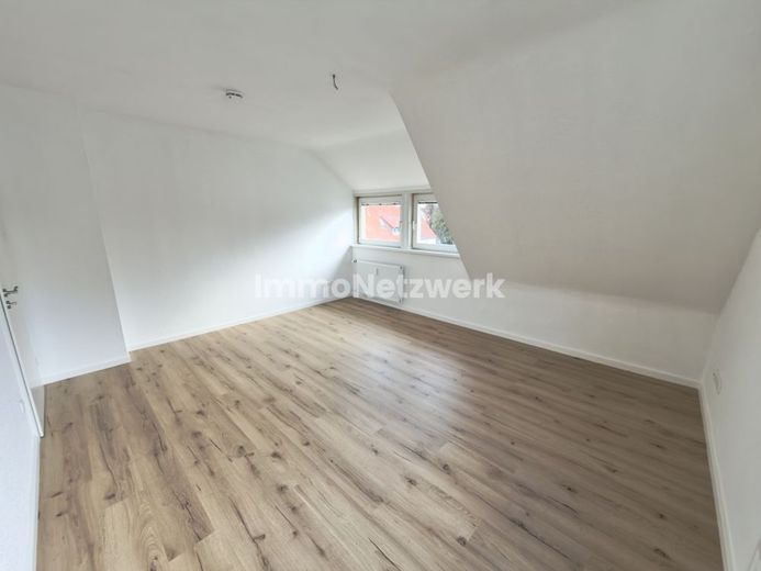 Vollrenovierte 3 Zimmer Wohnung im Greitweg, modernisiertes Bad mit Wanne zum 1.2.26 – Wohnzimmer