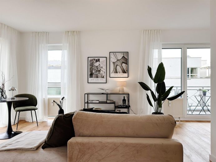 Design, spokój i widok na Ren – ekskluzywne mieszkanie 2-pokojowe z balkonem i garażem podziemnym – Wohnbereich mit Balkonzugang
