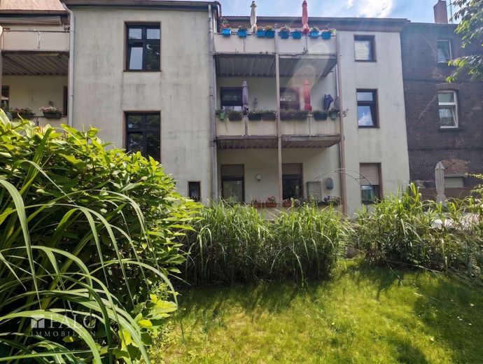 Grundsolides 9-FH in GE-Ückendorf: Hoher Cashflow &amp; massive Mietreserve bei 822 EUR/m² – Garten links 2