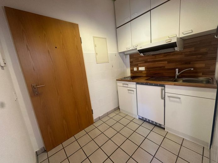 Freshly renovated, bright 1-room apartment in a quiet building right by Barmer Anlagen – Diele mit Küchenzeile 