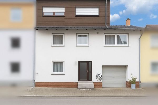 Ampia casa unifamiliare/bifamiliare a Fremersdorf con nuovo impianto di riscaldamento e impianto fotovoltaico