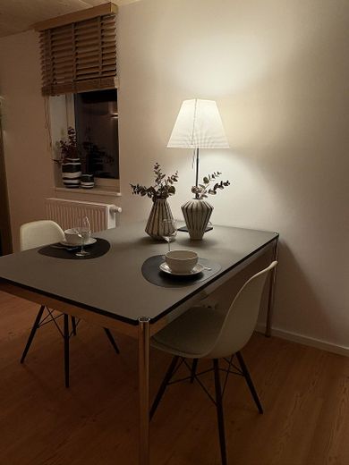 Komfort-Loft in Toplage mitten im Zentrum von Erlangen – Tischgruppe am Abend