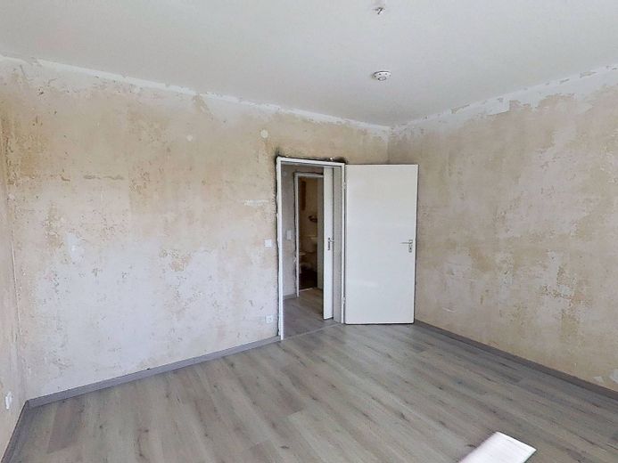 KENDİNİZ YENİLEYİN VE TASARRUF EDİN: BALKONLU ve bol ışık alan büyük 4 odalı daire – Ansicht II: Schlafzimmer II